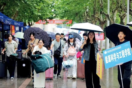 2025年9月12日，安徽淮北师范大学相山校区，2025级本科新生入学报到。图/视觉中国