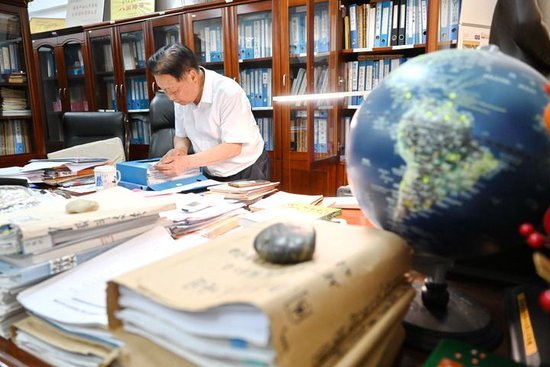 林占熺教授在福建农林大学国家菌草工程技术研究中心办公室查找资料（2024年8月28日摄）。新华社记者 林善传 摄