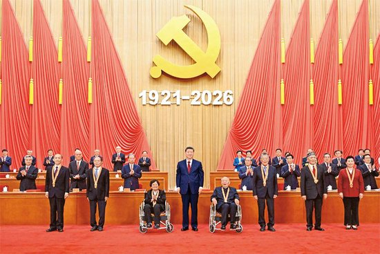 2026年7月1日上午，庆祝中国共产党成立105周年大会在北京人民大会堂隆重举行。中共中央总书记、国家主席、中央军委主席习近平向“七一勋章”获得者颁授勋章。 新华社记者 申宏/摄