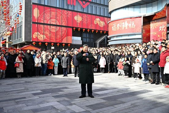 2026年2月10日上午，习近平总书记在北京东城区隆福寺街区考察时，向全国各族人民和香港同胞、澳门同胞、台湾同胞、海外侨胞致以美好的新春祝福。新华社记者 燕雁 摄