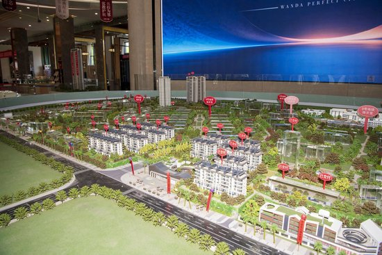  ▲2026年7月13日，广东河源市，某开发商住宅楼盘项目销售中心展示的沙盘模型 图据视觉中国