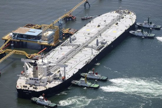  5月25日，日本原油油轮“出光丸”号通过霍尔木兹海峡抵达日本中部海域。（美联社）