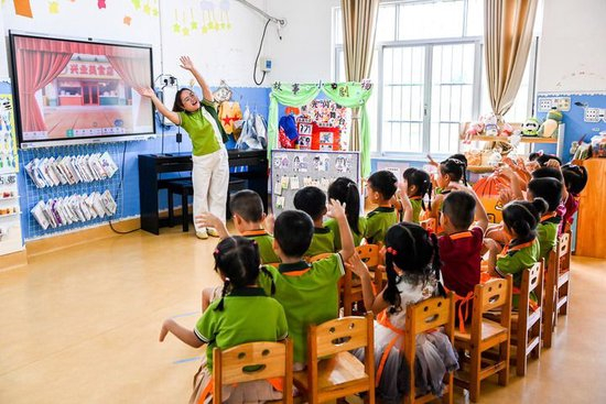  2026年7月1日，在广西玉林市兴业县第一实验幼儿园，老师带领学生做游戏。新华社记者 曹祎铭 摄
