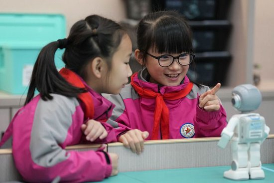 2026年3月17日，学生在湖南湘江新区雷锋小学上机器人课。新华社记者 薛宇舸 摄