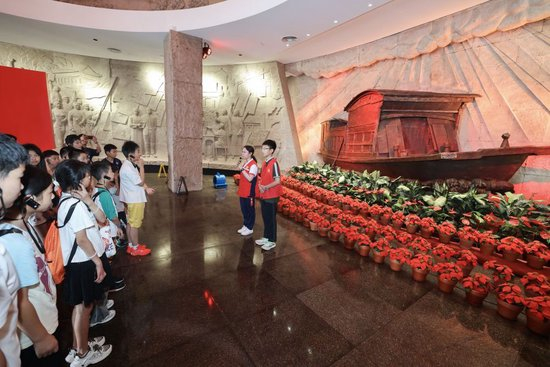 2026年6月30日，在浙江嘉兴南湖革命纪念馆，少先队红领巾讲解员为游客进行义务讲解。新华社记者 徐昱 摄