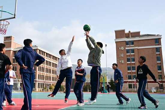  2025年11月7日，在青海西宁果洛西宁民族中学，学生在打篮球。新华社记者 齐芷玥 摄