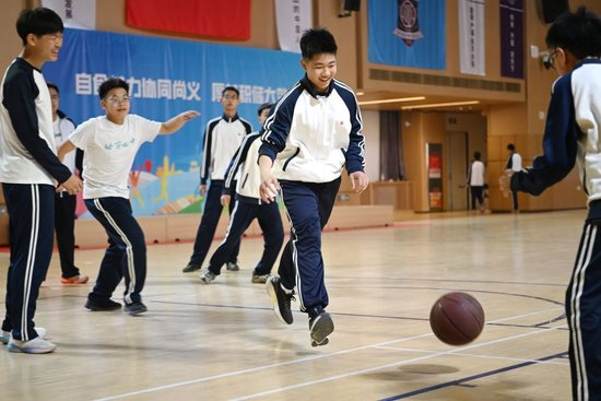 2026年3月23日，北京四中雄安校区的学生在体育馆打篮球。新华社记者 朱旭东 摄