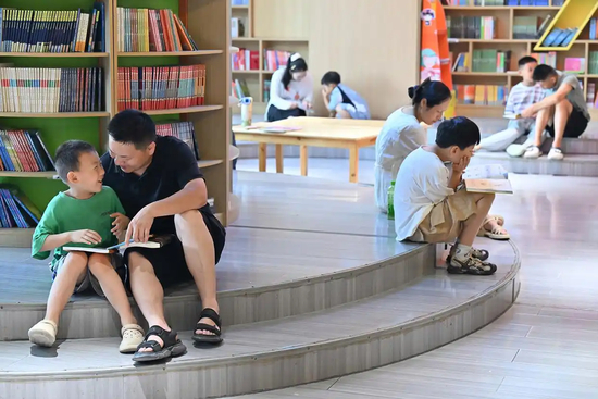  △2026年7月4日，小朋友在河南商丘市新华书店阅读。