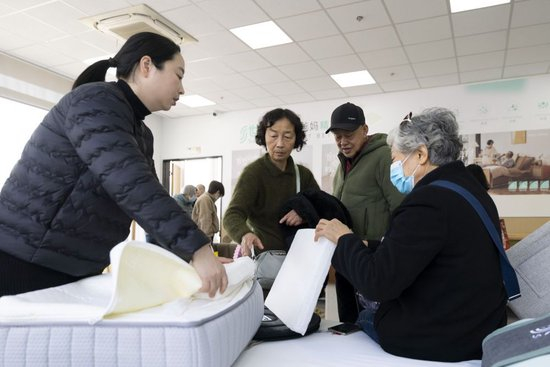 2026年1月15日，顾客在上海银发商店咨询适老化产品。新华社记者 王翔 摄
