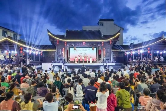 △2026年7月6日，第四届&ldquo;越嵊州 越有戏&rdquo;乡村越剧联赛在浙江嵊州东王村启幕。
