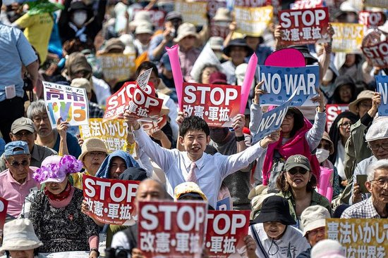 　5月3日，东京民众在日本宪法纪念日这天集会，反对政府的扩军政策。（视觉中国）