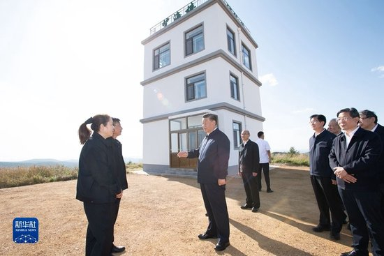 2021年8月23日，习近平在塞罕坝机械林场月亮山考察时，亲切看望护林员刘军、王娟夫妇。