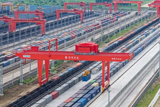 在中国铁路哈尔滨局集团有限公司同江北站换装场，中欧班列进行换装作业（2026年6月24日摄，无人机照片）。同江铁路口岸地处我国铁路东北部，2022年11月正式开通，是我国最年轻的中欧班列口岸。新华社记者 张涛 摄