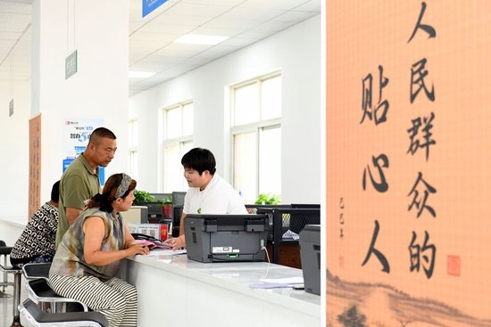 在山东省德州市夏津县香赵庄镇党建综合阵地，工作人员为群众办理低保业务（2026年7月5日摄）。夏津县创新搭建城区四级党群阵地，推动干部、人员、便民服务“三下沉”，全域建成步行十分钟可达、功能集成、上下联动的党群服务体系。新华社记者 郭绪雷