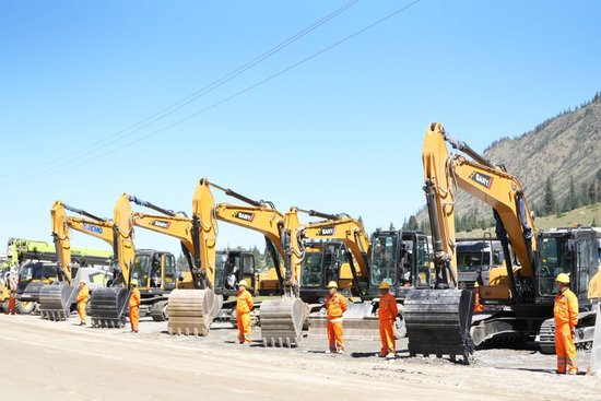 2025年8月27日，巴尔斯科恩-别迭里公路项目开工仪式在吉尔吉斯斯坦伊塞克湖州巴尔斯科恩村举行。新华社记者 江宥林 摄
