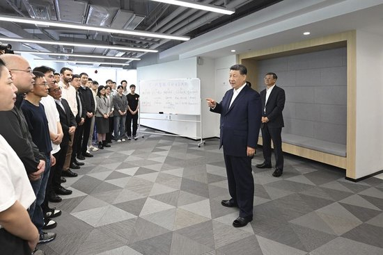  2025年4月29日，习近平总书记在上海考察。这是习近平总书记在位于徐汇区的上海“模速空间”大模型创新生态社区，同正在参加“下一代智能体的自主进化”主题沙龙的青年创新人才亲切交流。新华社记者 谢环驰 摄