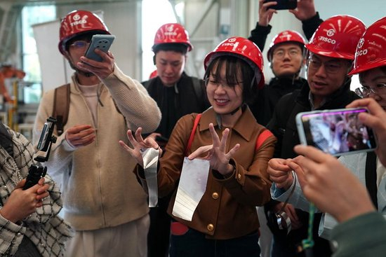 2023年10月24日，参观者在中国宝武山西太钢不锈钢精密带钢有限公司车间展示“手撕钢”。新华社记者 詹彦 摄