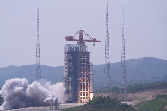 8月25日11时21分，长征六号丙遥一运载火箭在太原卫星发射中心发射升空。新华社发（王亚鹏 摄）