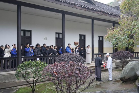2025年3月15日，学生在湖南第一师范学院城南书院校区听取沉浸式大思政课。新华社记者 戴斌 摄