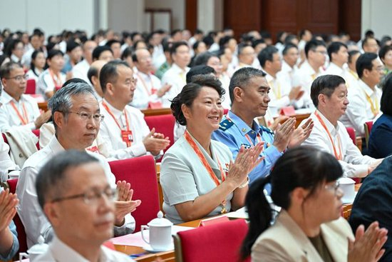 2024年9月8日，庆祝第40个教师节暨全国教育系统先进集体和先进个人表彰活动在北京举行。这是与会者在代表发言后鼓掌。新华社记者 李鑫 摄