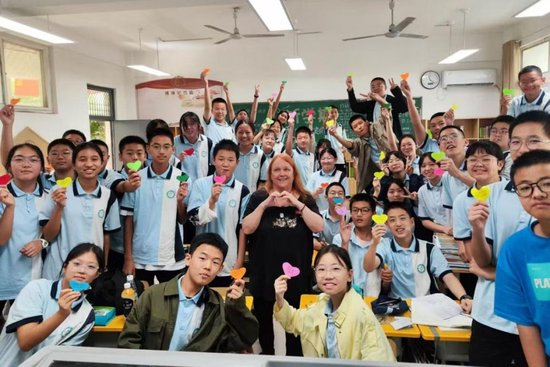 2023年9月，池欧重返洛阳市第二外国语学校，向学生赠送手写鼓励卡片。