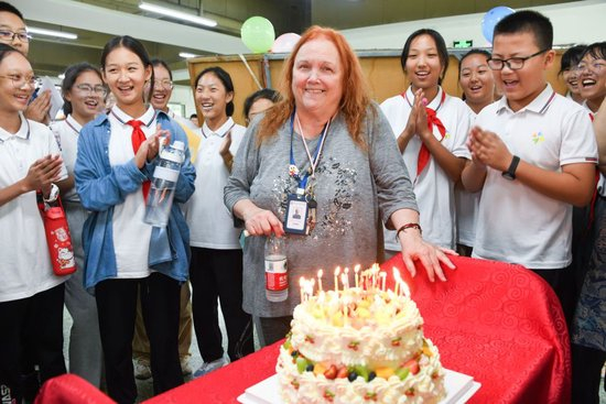 2023年9月10日，池欧女士受邀回到洛阳访问期间，洛阳市第二外国语学校的师生为她庆祝生日。