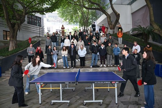 2026年1月16日，中美青年在重庆史迪威博物馆户外平台开展乒乓球友谊赛。