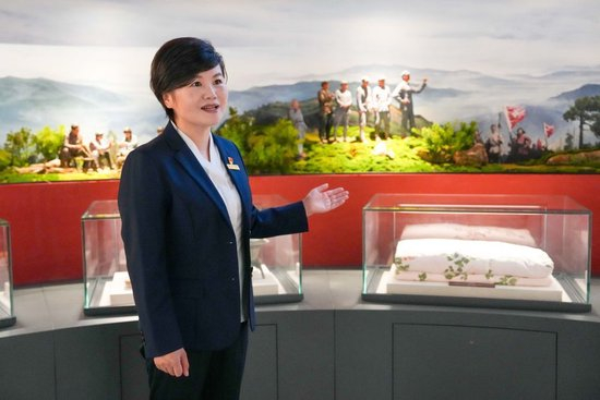 近日，陈艳在中国共产党湖南历史展览馆讲解“半条被子”的故事。新华社记者 薛宇舸 摄