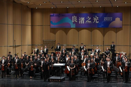 2025年10月18日，美国费城交响乐团与浙江交响乐团在演出前与指挥胡泳言一同亮相。10月18日，“良渚之光”中美交响乐团专场音乐会在浙江杭州运河大剧院举行。美国费城交响乐团与浙江交响乐团联袂演出，这是第三届“良渚论坛”的系列文化交流活动之一。新华社记者 黄宗治 摄