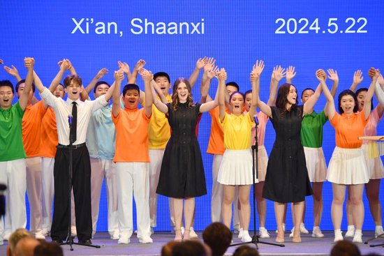 2024年5月22日，中美两国学生在陕西西安举行的第14届中美旅游高层对话开幕式上合唱。