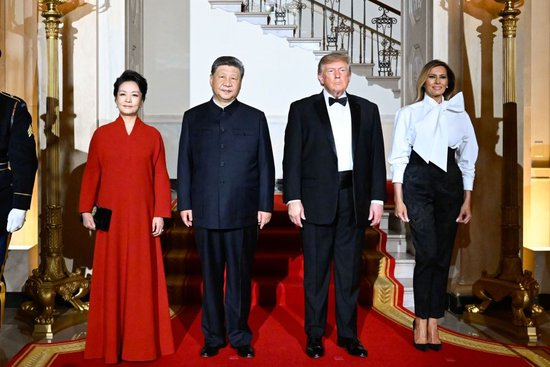 当地时间9月24日晚，美国总统特朗普和夫人梅拉尼娅为中国国家主席习近平和夫人彭丽媛在白宫举行欢迎国宴。这是两国元首夫妇合影。新华社记者 申宏 摄