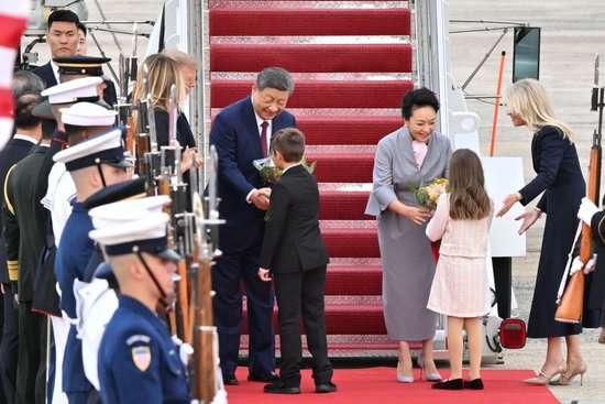 当地时间9月23日下午，国家主席习近平乘专机抵达华盛顿，应美国总统特朗普邀请，对美国进行国事访问。习近平和夫人彭丽媛抵达华盛顿安德鲁斯空军基地时，特朗普和夫人梅拉尼娅热情迎接。这是美国儿童向习近平和彭丽媛献上鲜花。新华社记者 翟健岚 摄