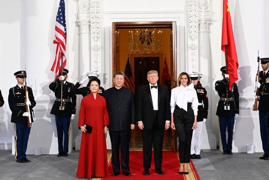 当地时间9月24日晚，美国总统特朗普和夫人梅拉尼娅为中国国家主席习近平和夫人彭丽媛在白宫举行欢迎国宴。这是两国元首夫妇合影。新华社记者 申宏 摄