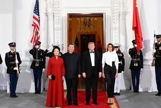 　　当地时间9月24日晚，美国总统特朗普和夫人梅拉尼娅为中国国家主席习近平和夫人彭丽媛在白宫举行欢迎国宴。这是两国元首夫妇合影。 新华社记者 申宏 摄