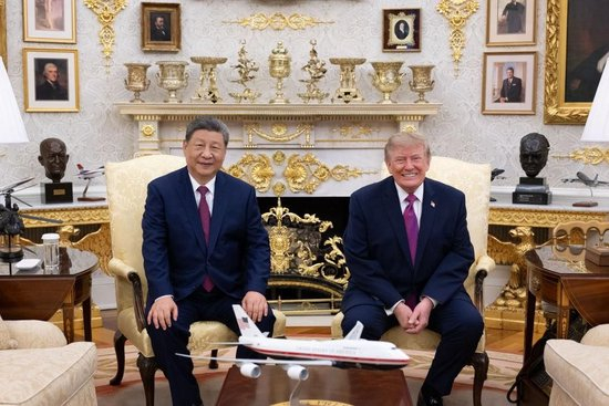 △当地时间9月24日上午，习近平主席同美国总统特朗普在白宫椭圆形办公室小范围交流。