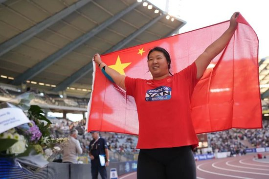  9月5日，严子怡在2026年钻石联赛总决赛女子标枪夺冠后庆祝。新华社记者 翁忻旸 摄