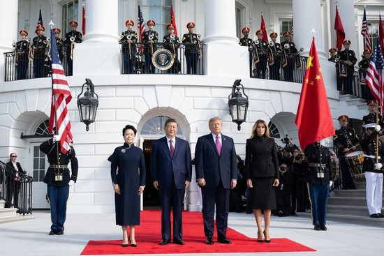 当地时间2026年9月24日上午，美国总统特朗普在白宫举行隆重仪式，热烈欢迎中国国家主席习近平对美国进行国事访问。这是习近平和夫人彭丽媛同特朗普总统和夫人梅拉尼娅合影。新华社记者谢环驰摄