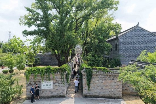 2026年8月7日，游客在安徽省安庆市桐城市六尺巷景区参观游览（无人机照片）。新华社发（程子涵 摄）