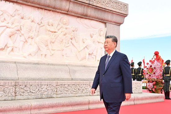 9月30日上午，党和国家领导人习近平、李强、赵乐际、王沪宁、蔡奇、丁薛祥、李希、韩正等来到北京天安门广场，出席烈士纪念日向人民英雄敬献花篮仪式。这是习近平瞻仰人民英雄纪念碑。新华社记者 岳月伟 摄