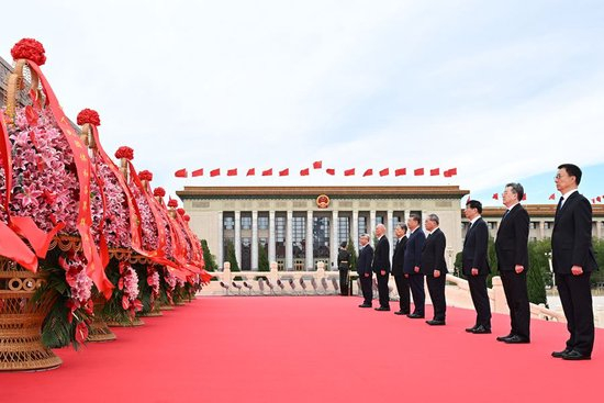 9月30日上午，党和国家领导人习近平、李强、赵乐际、王沪宁、蔡奇、丁薛祥、李希、韩正等来到北京天安门广场，出席烈士纪念日向人民英雄敬献花篮仪式。新华社记者 李响 摄