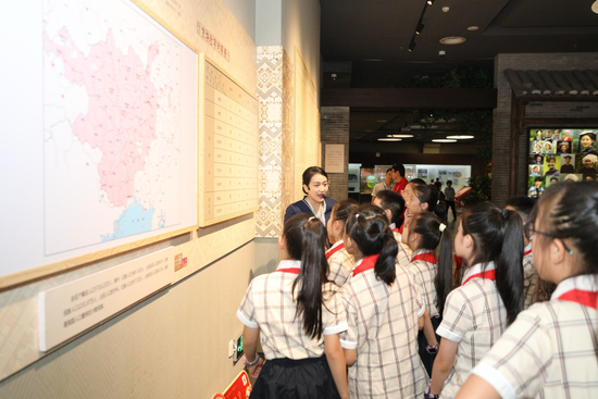  这是广西民族博物馆讲解员李娅在给学生讲解。（新华社发）