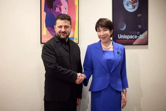 日本首相高市早苗（右）上周于纽约与乌克兰总统泽连斯基会面，承诺将继续与国际社会协调制裁俄罗斯。高市政府周五随即宣布一系列新措施制裁莫斯科。（法新社）