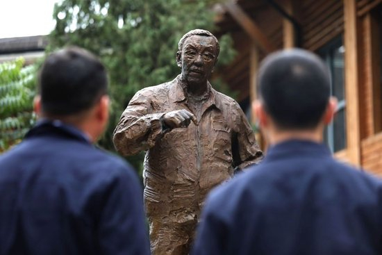 　2020年1月11日，工作人员在南仁东像前驻足。新华社记者欧东衢 摄