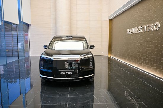  2026年9月16日，南京，尊界V800超豪华大型增程MPV在展厅内静态展示。图片来源：视觉中国