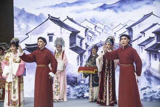  演员在“琢·越——上海越剧院主题展”演出