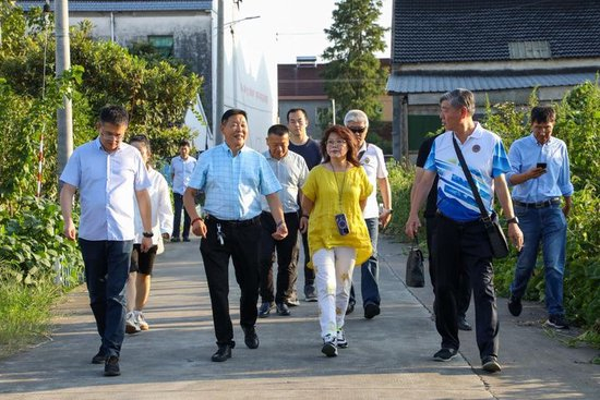  2023年，归亚蒂（前排右二）首次回到祖籍地浙江桐乡。（受访者提供）