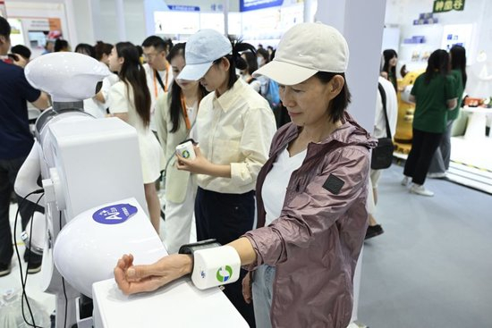 2026年9月10日，在2026年中国国际服务贸易交易会健康卫生服务专题展区，一名参观者体验智能中医脉诊设备。新华社发（刘志晗摄）