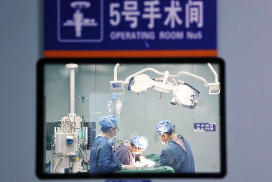 2026年10月3日，医生在云南省个旧市人民医院手术室为患者进行手术。新华社发（薛莹莹摄）