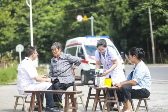 8月14日，在贵州省黔西市甘棠镇樱桃村，专家医师为村民免费检查身体。周训超摄（中经视觉）