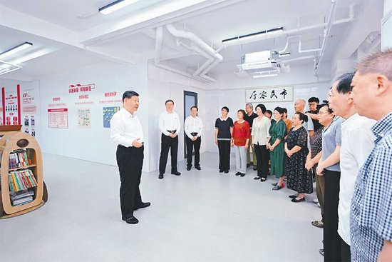 2026年7月15日，中共中央总书记、国家主席、中央军委主席习近平在上海考察。这是习近平在黄浦区半淞园路街道市民新村居民区考察时，在社区党群服务站同居民代表、街道干部、社区工作者等亲切交流。新华社记者 谢环驰/摄